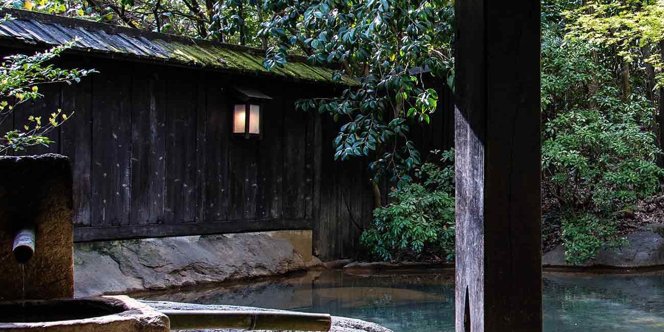 A wooden structure sitting next to the water.